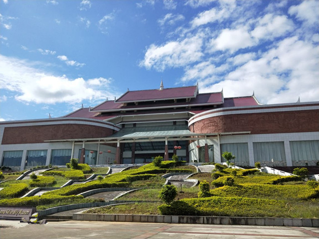 西雙版納民族博物館設(shè)計占地2萬多平，展廳設(shè)計面積4300平方米
